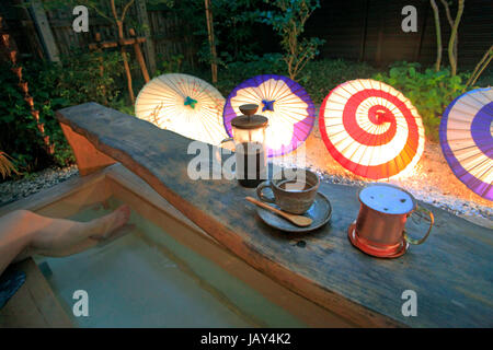 Tokagasa Leuchten Schirme in einem Cafe-Garten in Kawagoe Stadt Saitama Japan Stockfoto