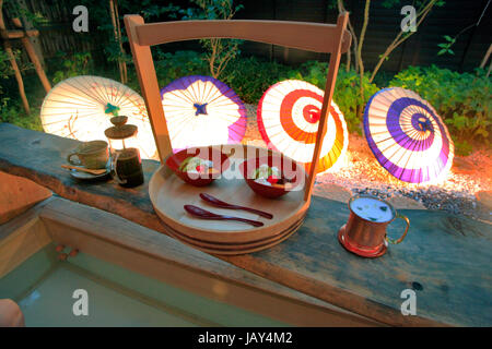 Tokagasa Leuchten Schirme in einem Cafe-Garten in Kawagoe Stadt Saitama Japan Stockfoto