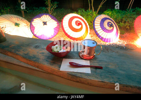 Tokagasa Leuchten Schirme in einem Cafe-Garten in Kawagoe Stadt Saitama Japan Stockfoto