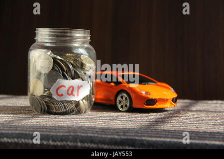 Münzen in Geld Glas mit Auto Aufkleber, Finanzen Konzept Stockfoto
