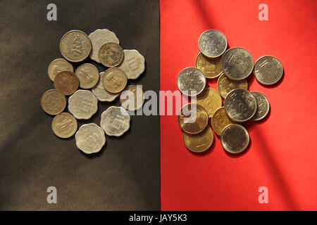 Blick von oben auf die alten und neuen indischen Münzen Währung Stockfoto
