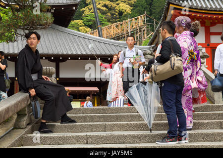 Junge asiatische Touristen an Kiyomizu-Dera-Tempel in Kyoto, Japan. Stockfoto