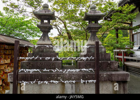 Omikuji - Fortune Papiere im Kiyomizu-Dera-Tempel, Kyoto, Japan. Stockfoto