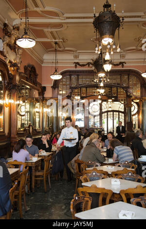 Majestätische Cafe auf der Rua de Santa Catarina in Porto in Portugal Stockfoto