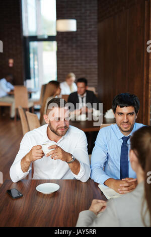 Vorstellungsgespräch haben im Cafe Stockfoto