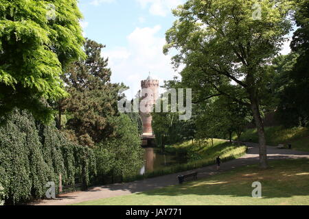 Kronenburgerpark im Zentrum von Nijmegen in den Niederlanden mit 30m hohen Kruittoren (1426), Teil der ehemaligen mittelalterlichen Stadt Burgwall Stockfoto