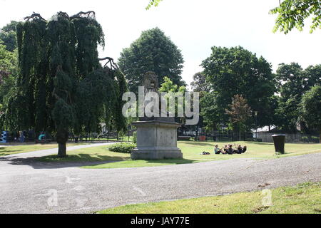 Kronenburgerpark im Zentrum von Nijmegen in den Niederlanden mit 30m hohen Kruittoren (1426), Teil der ehemaligen mittelalterlichen Stadt Burgwall Stockfoto