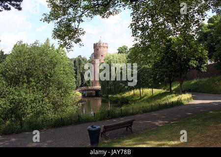 Kronenburgerpark im Zentrum von Nijmegen in den Niederlanden mit 30m hohen Kruittoren (1426), Teil der ehemaligen mittelalterlichen Stadt Burgwall Stockfoto