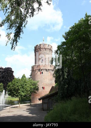 Kronenburgerpark im Zentrum von Nijmegen in den Niederlanden mit 30m hohen Kruittoren (1426), Teil der ehemaligen mittelalterlichen Stadt Burgwall Stockfoto