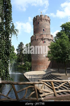 Kronenburgerpark im Zentrum von Nijmegen in den Niederlanden mit 30m hohen Kruittoren (1426), Teil der ehemaligen mittelalterlichen Stadt Burgwall Stockfoto