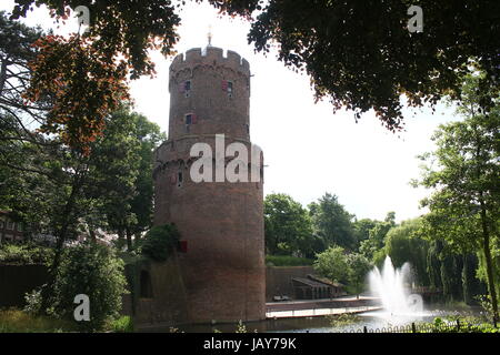 Kronenburgerpark im Zentrum von Nijmegen in den Niederlanden mit 30m hohen Kruittoren (1426), Teil der ehemaligen mittelalterlichen Stadt Burgwall Stockfoto