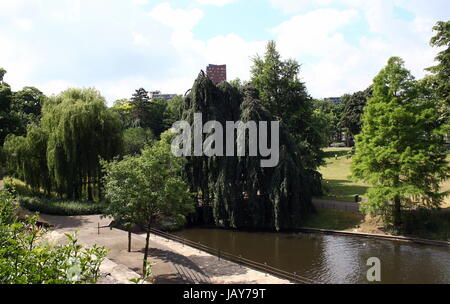 Kronenburgerpark im Zentrum von Nijmegen in den Niederlanden gesehen von 30m hohen Kruittoren (1426), Teil der ehemaligen mittelalterlichen Stadt Burgwall. Stockfoto