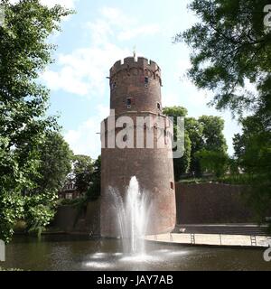 Kronenburgerpark im Zentrum von Nijmegen in den Niederlanden mit 30m hohen Kruittoren (1426), Teil der ehemaligen mittelalterlichen Stadt Burgwall (Stich von 2 Bildern). Stockfoto