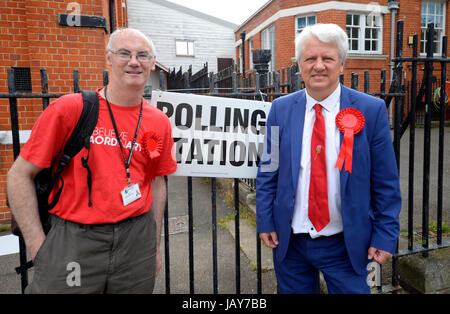 Julian Ware-Lane, Labour-Kandidat für den Wahlkreis Southend West, der bei den Parlamentswahlen 2017 an der Westborough Primary School zur Wahl kam Stockfoto