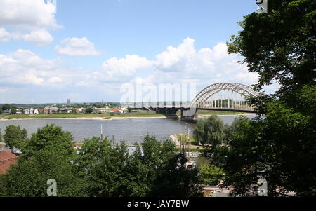 Waalbrug (1936), 600m lange Bogenbrücke über den Fluss Waal in Nijmegen, Gelderland, Niederlande. Stockfoto