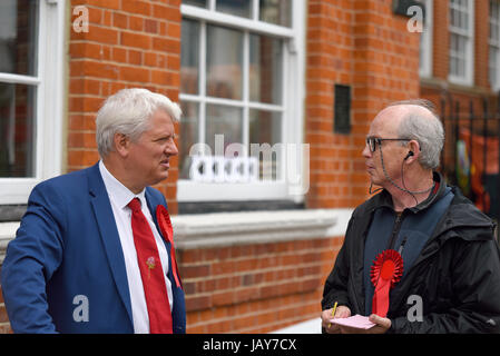 Julian Ware-Lane, Labour-Kandidat für den Wahlkreis Southend West, der bei den Parlamentswahlen 2017 an der Westborough Primary School zur Wahl kam Stockfoto