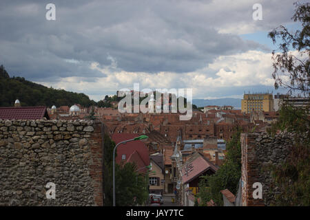 Ansicht mit Blick auf mittelalterliche Architektur und die roten Dachziegel Steinmauer der alten Gebäude. Eingang zum alten europäischen Stadt Brasov Rumänien Stockfoto