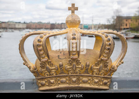 Goldene Krone auf Skeppsholm Brücke - Skeppsholmsbron (1861); Stockholm; Schweden Stockfoto