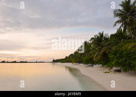 tropischen Wasser nach Hause Villen Resort Malediven Insel im Sommerurlaub Stockfoto