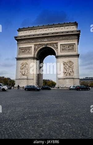 Monumentale Wahrzeichen Arch De Triumph in Paris - Frankreich Stockfoto