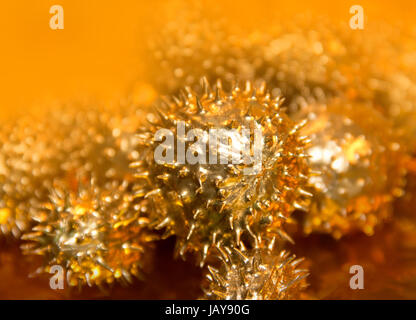 Goldene stachelige Gurke Obst auf erhöhte Goldfolie Hintergrund Stockfoto