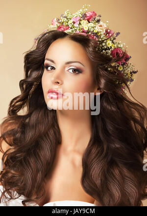 Stilvollen Mode-Modell mit perfekten seidig braune Haare und Kranz aus Blumen Stockfoto