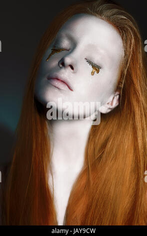 Verträumte Frau Gesicht mit kreativen Silber - gebräunten Make-up. Jugendstil Stockfoto