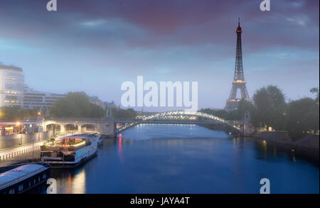 Frühmorgens am Ufer mit Blick auf den Eiffelturm in Paris, Frankreich Stockfoto