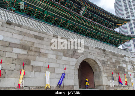 Namdaemun, offiziell bekannt als die Sungnyemun ist eines der acht Tore in der Festung Wand von Seoul, Südkorea Stockfoto