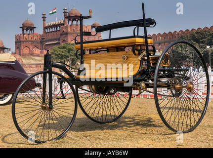 Neu-Delhi, Indien - 6. Februar 2016: Benz Patent-Motorwagen (oder Auto) 1886 Welten erste Benzin betriebenen Automobil Fahrzeug auf dem Display an Red Fort o Stockfoto