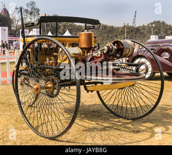 New Delhi, Indien - Februar 6, 2016: Rückansicht der Benz Patent Motorwagen (oder Auto) 1886 weltweit ersten benzinbetriebenen Auto Fahrzeug auf Display Stockfoto
