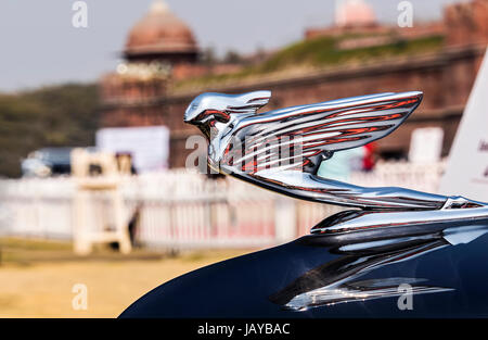 Neu-Delhi, Indien - 6. Februar 2016: Logo Closeup klassische 1938 Oldtimer Cadillac v-16 Serie 90 7-Sitzer Vintage Limousine auf dem Display an Red Fort, Stockfoto