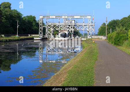 Boat Lift Nr. 2 (eröffnet im Jahr 1917) am Canal du Centre in Houdeng-Aimeries in Belgien Stockfoto