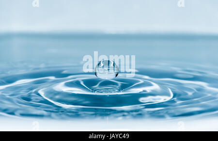 Tropfen Sie in Wasser. Blauen Wassertropfen Makroaufnahme Stockfoto