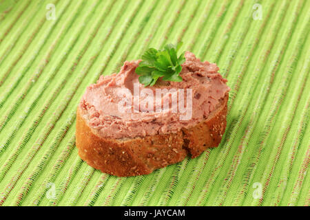 Scheibe Vollkornbrot roll Ausbreitung mit Pastete Stockfoto