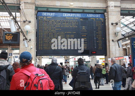 Die Abfahrtstafel am Gare du Nord, Bahnhof für Reisende auf Eurostar und nach Nordfrankreich. Stockfoto
