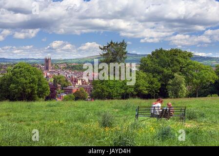 Ein Picknick mit Blick auf die Shropshire Marktstadt Ludlow, England. Stockfoto