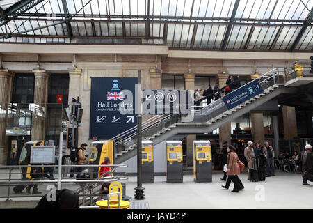 Die Rolltreppe, die Hall in London am Gare du Nord, Bahnhof für Reisende mit Eurostar und Nordfrankreich. Stockfoto