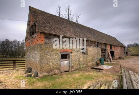 Stein-Scheune mit traditionellen Flechtwerk Füllelemente, Shropshire, England. Stockfoto