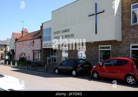 St. James Church House, Bushey, Hertfordshire,, in die Gasse von der High Street neben dem Teich wurde 1967 erbaut und verfügt über die Lucy Ke Stockfoto