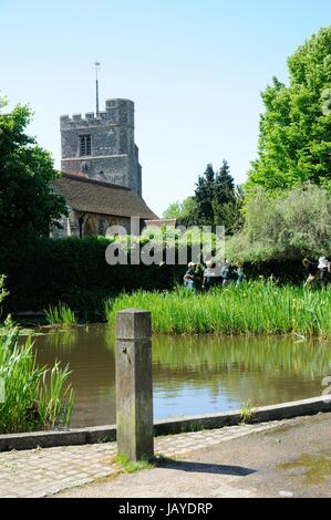 Blick über den großen Teich zu St. James Church, Bushey, Hertfordshire. Stockfoto