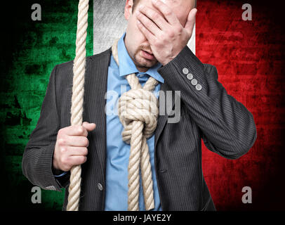 verzweifelter Mann mit Schleife und italienische Flagge Hintergrund Stockfoto