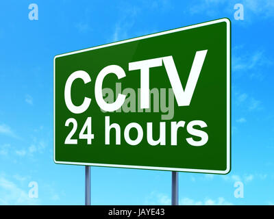 Datenschutz-Konzept: CCTV 24 Stunden auf grüne Straße Autobahn Zeichen, klaren, blauen Himmelshintergrund, 3D-Rendering Stockfoto