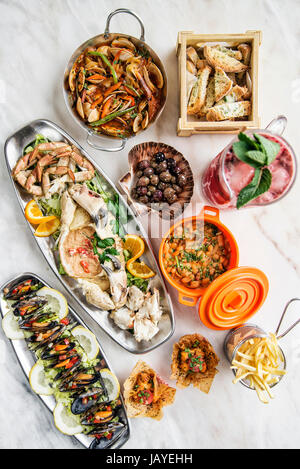 gemischte Meeresfrüchte Auswahl Gourmet set Mahlzeit am Tisch Stockfoto