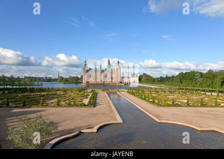 Das Schloss Frederiksborg im niederländischen Renaissance-Stil und der Garten im Stil des Barock und der Kanal der Wasserkaskade in Hillerød, Nordsealand, Dänemark. Stockfoto