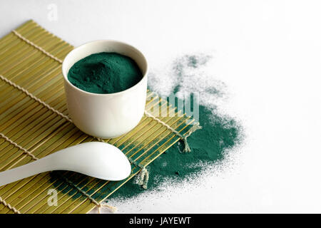 Spirulina macht im weißen Keramik-container Stockfoto