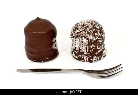 Zwei Schokoküsse Mit Gabel; zwei Schokolade gedeckte Marshmallow Leckereien und eine kleine Gabel Stockfoto