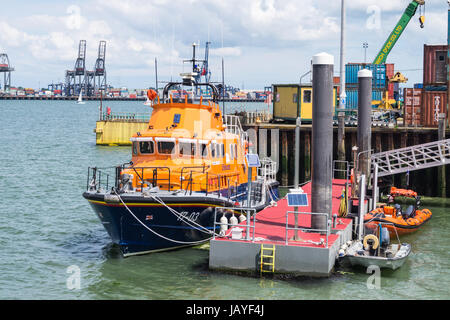 RNLB 'Albert Brown', Severn Klasse Harwich Rettungsboot und Felixstowe Containerhafen, Harwich Essex England Stockfoto