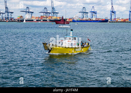 Harwich Hafen Fähre Schiff und Harwich Hafen Felixstowe Containerhafen, Harwich Essex England Stockfoto