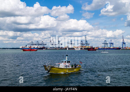 Harwich Hafen Fähre Schiff und Harwich Hafen Felixstowe Containerhafen, Harwich Essex England Stockfoto